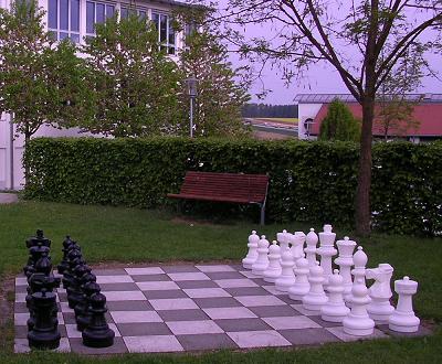 Schachspiel vor Rathaus in Odelzhausen,
 05.05.2009